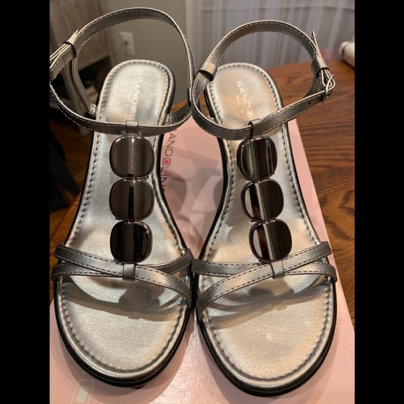 Bandolino Disco Silver: Size 7.5 (FINAL PRICE $35) - Picture 1 of 10